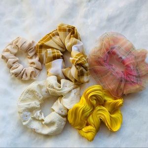 5 scrunchies honey theme